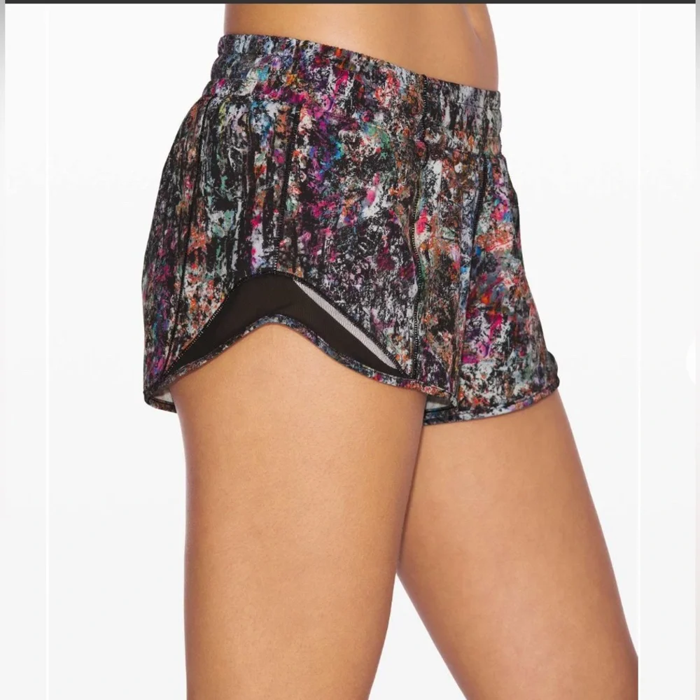 LULUEMON WOMENS HOTTY HOT LOW RISE VITALIZE BLACK MULTI COLORED MESH SHORTS 10